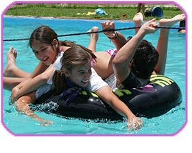 Campistas disfrutando de la alberca