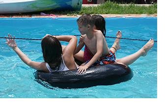 Campistas disfrutando la alberca