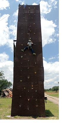 Campistas en muro de escalada
