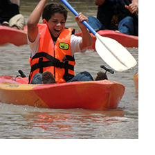 Campistas en kayak durante graduación