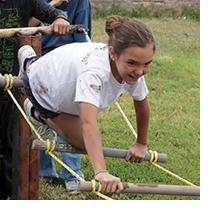 Campistas en pista de comandos