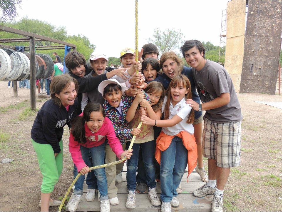 Campistas en reto de cuerdas