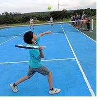 Campistas jugando tenis