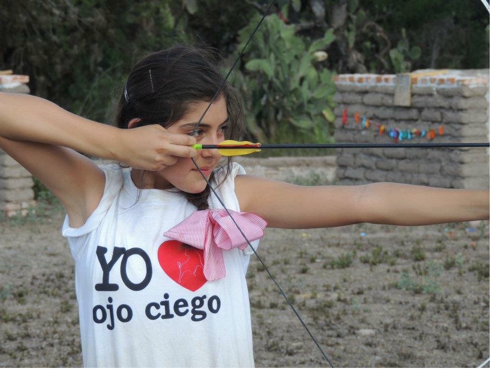 Campistas practicando tiro con arco