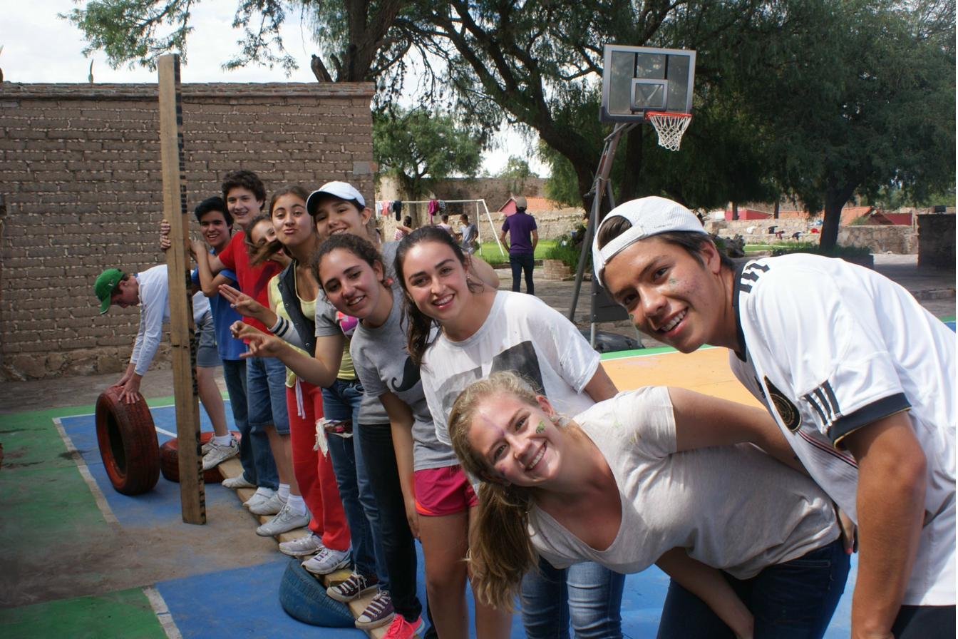 Equipo de trabajo en reto de cuerdas colaborativo