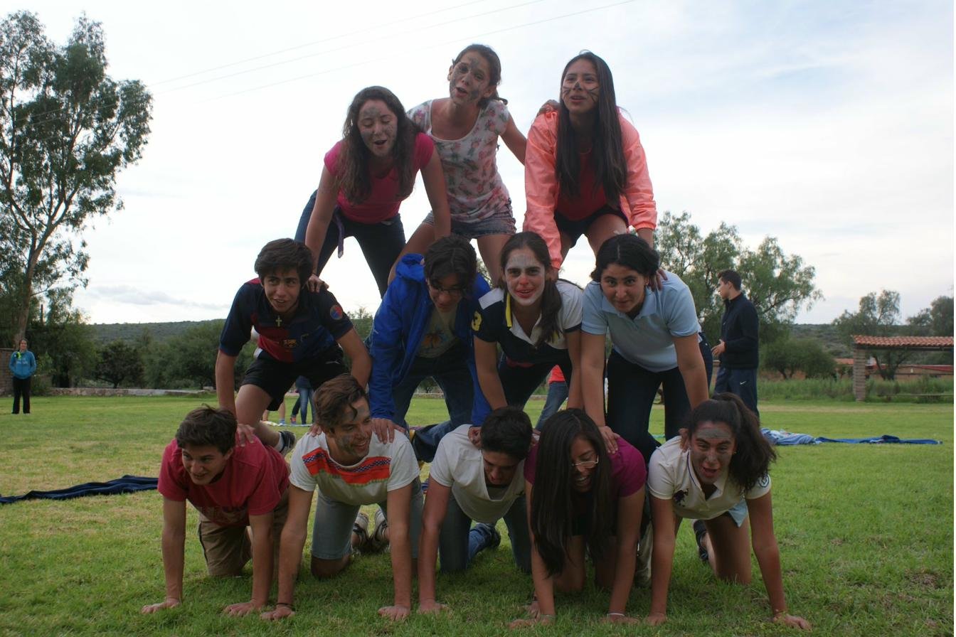 Pirámide humana en retiro grupal